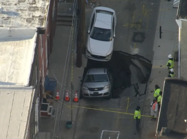 费城街道塌陷警察妻子车被吞,丈夫淡定回应:没什么大不了,费城日常而已